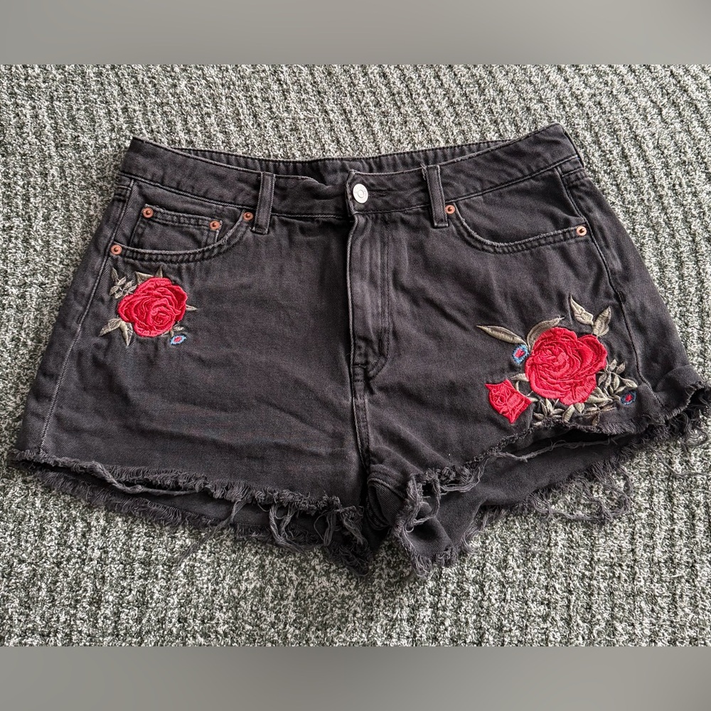 H&M Divided Black Denim Shorts with Red Rose Embroidery – Size 12
